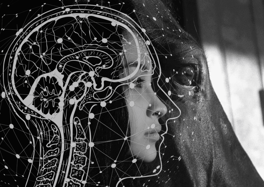 Profil d'une femme superposé à une coupe sagittale du cerveau et du cou, connecté à un réseau neuronal, avec un cheval à côté.